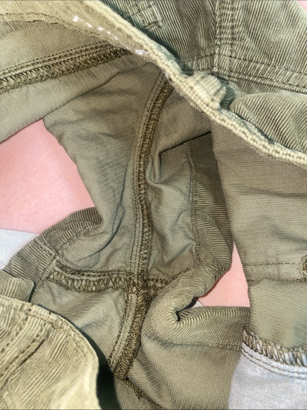 💋 Olive green American Eagle cuffed corduroy shorts with pleated front! - Picture 4 of 8